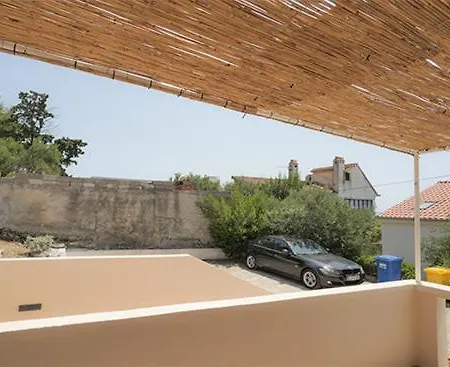 Podraduc Sa Pogledom Na *